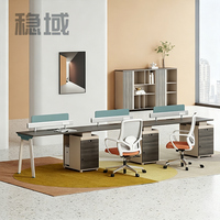 Bureau de travail moderne et simple pour employés, avec écran, casier et cloison, poste informatique pour employés