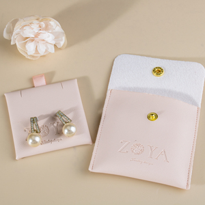 Petite boîte à bijoux personnalisée en microfibre avec sac pour organiser et présenter des colliers et des boucles d'oreilles - Product Image 3