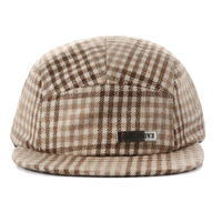 Casquette de camping à 5 panneaux à bord plat avec logo métallique personnalisé, en tissu de laine chaud, motif écossais, de la marque Aung Crown Direct Factory