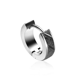 Pendientes de Aro Huggie de Acero Inoxidable para Hombre, Diseño Mate |   Joyería de Moda Unisex Hipoalergénica - Product Image 3