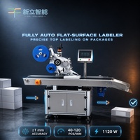 Machine d'étiquetage automatique de surfaces planes avec convoyeur pour livres, dossiers, boîtes, cartons et grands produits plats