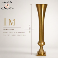 Vase trompette en fer doré ANNIELU 100 cm, support floral en métal pour la décoration de tables et d'allées de réceptions d'hôtels et de mariages