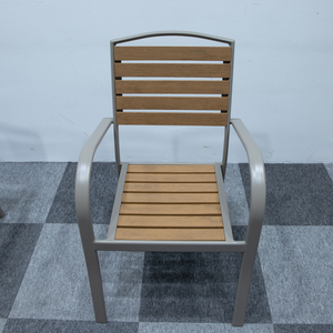 Fauteuil <span class=keywords><strong>de</strong></span> <span class=keywords><strong>jardin</strong></span> empilable moderne pour l'extérieur, composé d'<span class=keywords><strong>aluminium</strong></span> <span class=keywords><strong>et</strong></span> <span class=keywords><strong>de</strong></span> composites bois-plastique, idéal pour les espaces extérieurs - Product Image 2