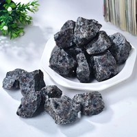 Roca Natural de Yooperlite en Bruto, Fluorescencia Naranja Brillante Bajo Luz UV, Espécimen Mineral para Reiki, Meditación y Decoración del Hogar