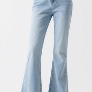 Jeans évasés en denim bleu clair personnalisables pour femmes - Jeans évasés rétro taille haute avec ourlet brut fini à la main pour un style décontracté sur mesure - Product Image 6