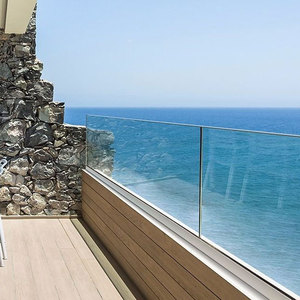 Recinzione Moderna Ecologica in Vetro Temperato Senza Telaio, Design a Profilo a U in Alluminio con Fessura per Schede, Facile Installazione per Terrazze e Scale - Product Image 1