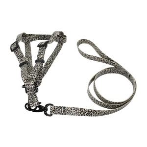 Correa con estampado de leopardo para perro, arnés impermeable de pvc con hebilla de metal - Product Image 1