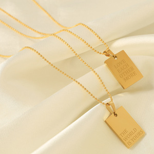 จี้ห้อยคอสแตนเลสสตีลรูปทรงสี่เหลี่ยมสีทอง สลักอักษรตามสั่ง ทำเองได้ - Product Image 3