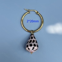 Boucles d'oreilles créoles plaquées or tendance avec pendentif coquillage naturel, bijoux bohèmes de plage pour femmes, style hawaïen pour les vacances d'été