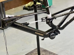 ชุดเฟรมคาร์บอนไฟเบอร์ราคาโรงงาน KUNLUN รุ่นใหม่ โครงแบบซอฟท์เทล M560RS มอเตอร์กลาง 500W/750W แบตเตอรี่ลิเธียม 48V17.5Ah Rocket - Product Image 4