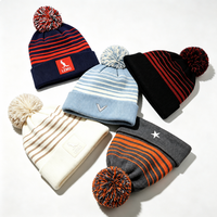 Casquette tricotée carrée style rétro avec pompon, rayures colorées, 100 % acrylique, idéale pour les trajets quotidiens et les sorties