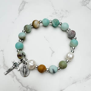 Bracelet de prière catholique en amazonite mate faite à la main avec crucifix en argent et médaille miraculeuse - Product Image 1