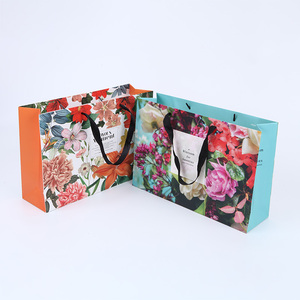 ถุงกระดาษกระดาษแข็งสีขาวพิมพ์โลโก้ได้ตามต้องการถุงของขวัญเครื่องสำอางแบบหรูหราพร้อมที่จับริบบิ้น - Product Image 1