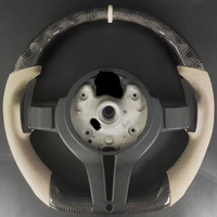 Volant en fibre de carbone avec cuir perforé beige pour couleur de surpiqûre personnalisée pour la mise à niveau des séries M et F