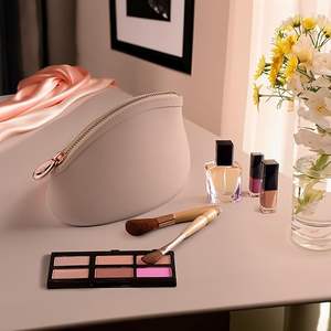 Trousse <span class=keywords><strong>de</strong></span> maquillage <span class=keywords><strong>de</strong></span> voyage portable personnalisée trousse <span class=keywords><strong>de</strong></span> toilette étanche en silicone souple pour femmes - Product Image 4