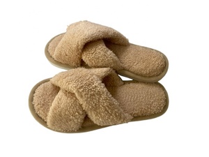 Vente en gros de pantoufles d'intérieur pour femmes, pantoufles d'hiver, pantoufles en fourrure - Product Image 2