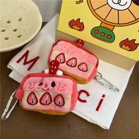 Étui AirPods en peluche motif gâteau fraise, style dessin animé enfantin, avec porte-monnaie, rangement pour écouteurs, mini sac et porte-clés breloque