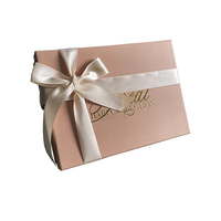 Boîte d'emballage de luxe personnalisée rose en carton rigide pour extensions de cheveux avec doublure en satin de soie et fermeture à ruban, type boîte à chapeau pour perruques