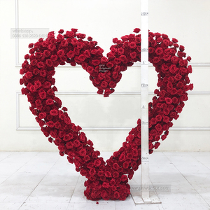 Fleur décorative très pleine couleurs rouges naturelles fond en forme de coeur arc en forme de coeur pour la scène de mariage - Product Image 1