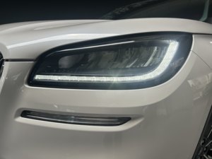 Lincoln <span class=keywords><strong>Corsair</strong></span> d'occasion 2022 Facelift 2.0T 2WD Premium Elegance Edition SUV compact avec écran 12,3 pouces et toit ouvrant panoramique - Product Image 5
