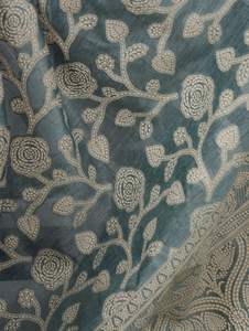 Sari de Mujer con Textura de Algodón y Seda Fluida en Azul Claro, con Estampados Florales Orgánicos, para Fiestas y Bodas, 5.5m de Largo, de Secado Rápido - Product Image 2