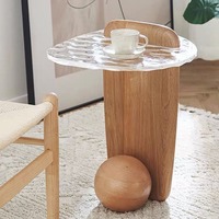 Table basse d'appoint en bois massif avec plateau texturé en verre résine, design unique, sculptural, moderne, nordique, multifonctionnelle pour salon et entrée