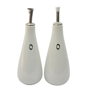 <span class=keywords><strong>Dispensador</strong></span> de aceite de cerámica blanca con soporte de metal Calidad Restaurante Cocina Hotel Gres Contenedor de aceite Tarro Cruet Pulverizador Personalizado - Product Image 3