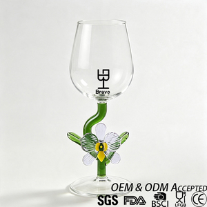 Calice da Vino Artigianale con Stelo Floreale in Vetro di <span class=keywords><strong>Murano</strong></span>, Ornamento Floreale 3D su Stelo Verde, Bicchiere da Vino Rosso Personalizzabile con Logo, Articolo da Regalo in Vetro - Product Image 1