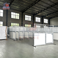 Caja portátil para caballos al aire libre Juego de puestos para caballos Puerta estable para caballos Refugio de techo de granero con paneles de HDPE