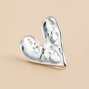 Boucles d'oreilles coeur martelé Boucles d'oreilles en métal en forme d'amour punk chic pour filles - Product Image 4