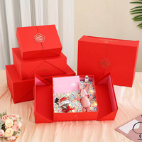 En stock, faible MOQ, boîte cadeau de mariage ou d'anniversaire à double porte, en carton rigide rouge imperméable, avec fermeture magnétique et gaufrage