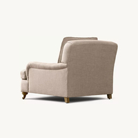 Fauteuil club élégant vintage marron mocha rembourré, confortable avec accoudoirs roulés et roulettes en laiton, idéal pour chambre à coucher et réception d'hôtel