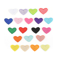 Venta caliente 2,5 cm lindo tamaño pequeño hierro de color en bordado Mini parches de corazón para ropa de niños