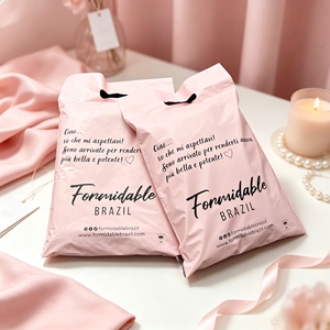 Bolsa de polietileno rosa mate con asa troquelada, bolsa de envío con asa troquelada impresa personalizada para embalaje de ropa - Product Image 1