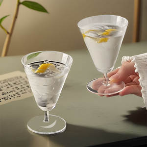 Bicchiere da Martini a Stelo Corto, Set di Bicchieri da Cocktail Minimalisti a Forma di V, Set di Bicchieri in Vetro Trasparente Stile Giapponese per Acqua, Liquori e Dessert 200ml - Product Image 2