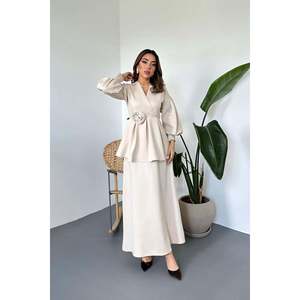 Conjunto de 2 Piezas de Shorts Beige al por Mayor con Detalles de Rosas y Plumas, Largo por Encima de la Rodilla, Corte Holgado y Acampanado - Disponible en Tallas XXS y XS - Product Image 5