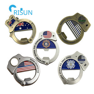 Décapsuleur commémoratif personnalisé en métal en forme <span class=keywords><strong>de</strong></span> menottes, motif Ligne Bleue, pour vétérans, avec pièce <span class=keywords><strong>de</strong></span> défi personnalisée en forme <span class=keywords><strong>de</strong></span> menottes - Product Image 1