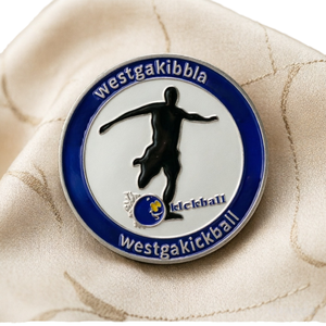 Pièce de monnaie sportive en métal émaillé souple personnalisée, directement de l'usine, commémorative de football, avec silhouette de joueur de football, bleu foncé et blanc - Product Image 1