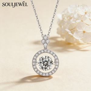 Collier pendentif rond en moissanite, argent sterling 925 plaqué rhodium, serti de griffes mobiles creuses, design de luxe pour femme - Product Image 1