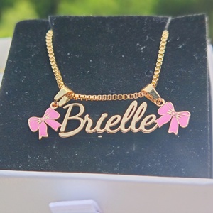 Collana Personalizzata Qiuhan con Nome in Oro e Fiocchi Rosa, Ciondolo a Cuore con Fiocco Personalizzato, Gioiello Unico Regalo per Ragazze - Product Image 1