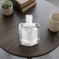 Pochette souple alimentaire avec bouchon pour emballage de liquides (vodka, whisky, jus, eau minérale, soda, vin, bière, champagne)