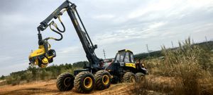 XUVOL OEM/ODM Cabine pivotante et auto-nivelante Moteur 250 kW Puissance de l'engin  Abatteuse forestière à pneus en caoutchouc Abatteuse forestière sur roues 600 CV - Product Image 4