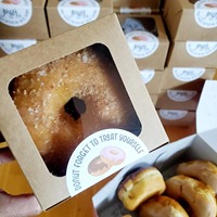 Petit emballage de pâte Friandise à pâtisserie Boîtes à beignets quotidiennes personnalisées 6X6X4 Mini à emporter Donut Mochi brun Boîte à gâteaux 1 douzaine