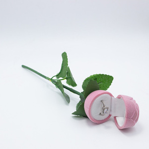 Elegante Scatola per Anelli di Lusso con Rosa Rossa in Rilievo, Ideale per Regali di San Valentino o <span class=keywords><strong>Proposte</strong></span> di Matrimonio Romantiche - Product Image 3