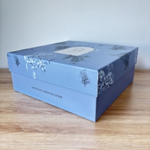Elegante Scatola Regalo con Design Floreale e Vassoio in Plastica Trasparente per Confezioni di Cioccolatini e Dolciumi Premium - Product Image 6