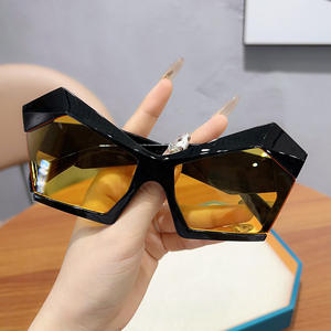 Lunettes de Soleil pour Femme Protection UV Style Sophistiqué pour Visage Large et Rond Rétro Monture Noire Verres Marron Uni 1255 - Product Image 4