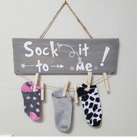 Panneau en bois pour buanderie - 'Chaussettes perdues à la recherche de leur demi-chaussette' pour l'inauguration de la maison