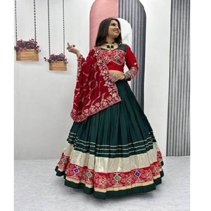 Ensemble Lehenga Choli Navratri Exclusif pour Femmes avec Broderie Détaillée en Fil et Travail de Séquence Convient aux Soirées Garba - Product Image 3