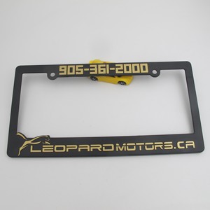 Cadre de <span class=keywords><strong>plaque</strong></span> d'<span class=keywords><strong>immatriculation</strong></span> et <span class=keywords><strong>plaque</strong></span> noire mate avec impression sérigraphique dorée personnalisée du logo - Product Image 4