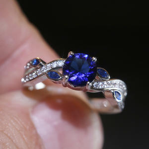 แหวนแซฟไฟร์ผู้หญิง F183 รูปไข่ พลอยธรรมชาติ ประดับเพชรแบบหนามเตย แหวนแฟชั่นสำหรับหมั้น - Product Image 2